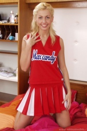 01-Cheerleader-Monni